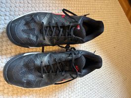 Hallenschuhe Asics schwarz rot guter Zustand