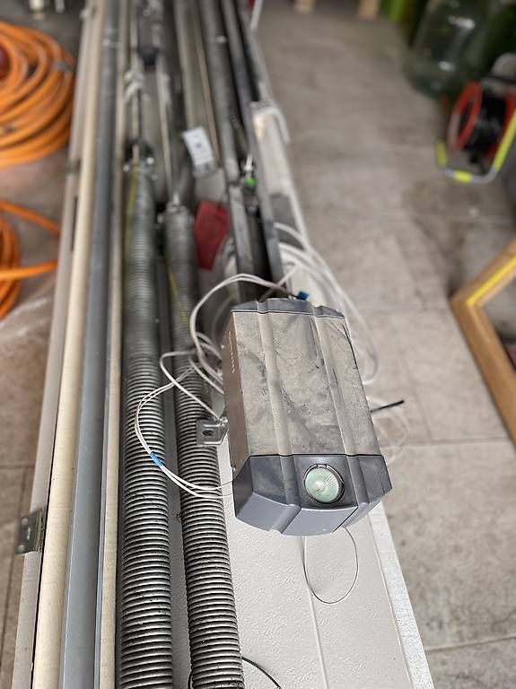 Altro Materiale elettrico: Elektrisches Garagentor  – Usato da Oberdiessbach venduto da 08Charly 4