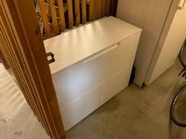 Weisser Schuhschrank / Aufbewahrungsschrank mit 2 Klappen –
