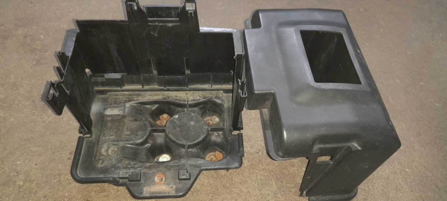 Tutti pezzi di ricambio auto: Batteriekasten Golf4/Bora – Usato da Cham venduto da vento9 1
