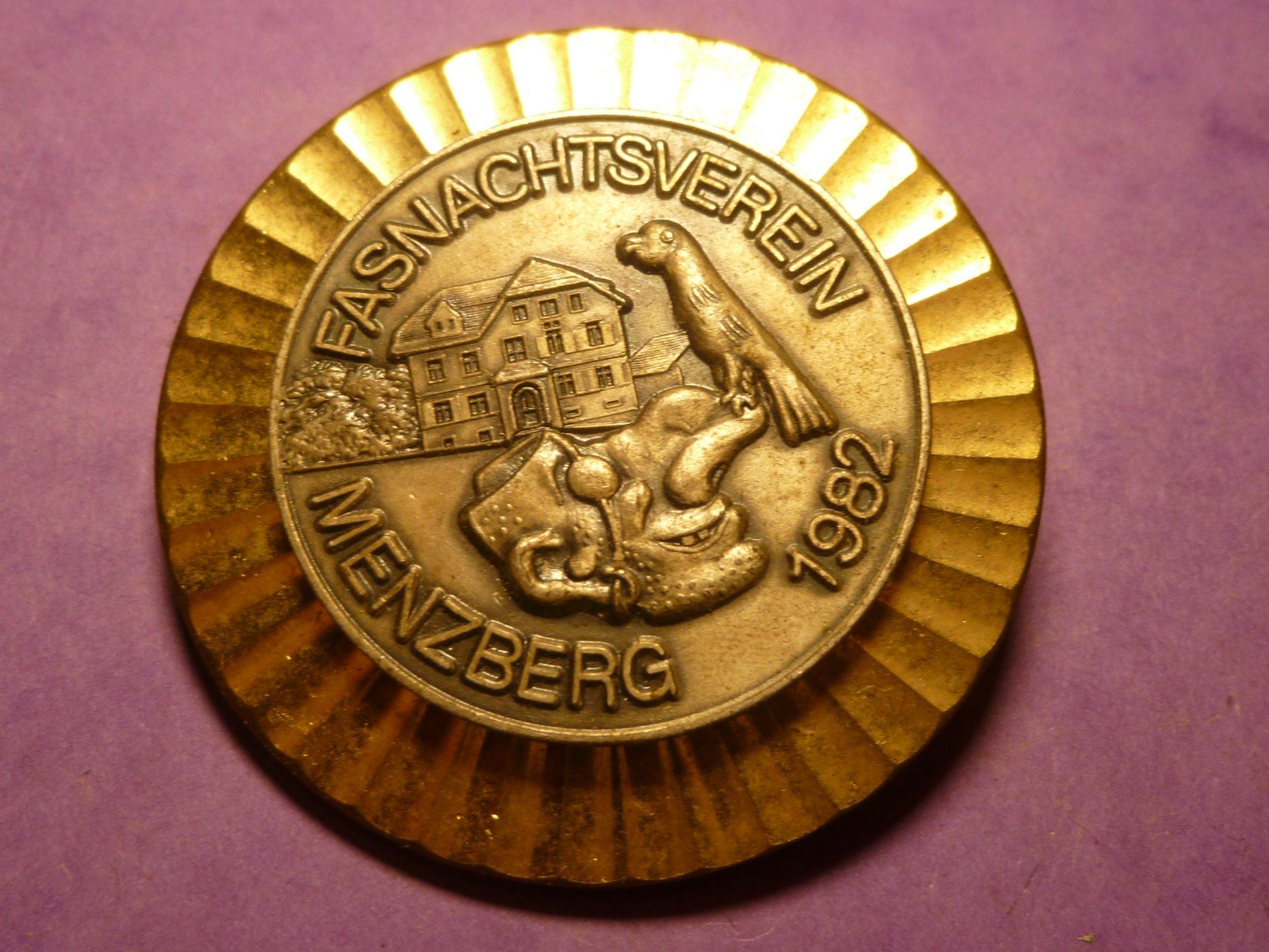 Placchette & Badge: MENZBERG 1982 GOLD – Usato da Ried (Muotathal) venduto da Mandarin02