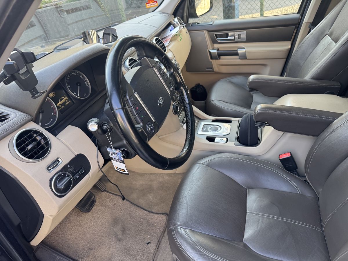 Land Rover Automobili: Land Rover Discovery 4, interni in pelle. – Usato da Losone venduto da Thao8 5