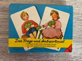 Frage- und Antwortspiel mit 40 Spielkarten in drei Sprachen