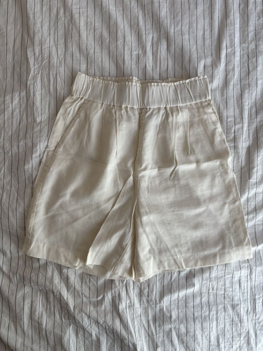 H&M Pantaloni: Female H&M light white shorts with lining S  – Usato da Villard-sur-Chamby venduto da kamila_1024