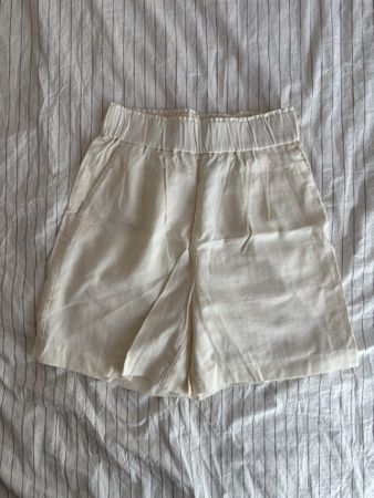 Female H&M light white shorts with lining S 