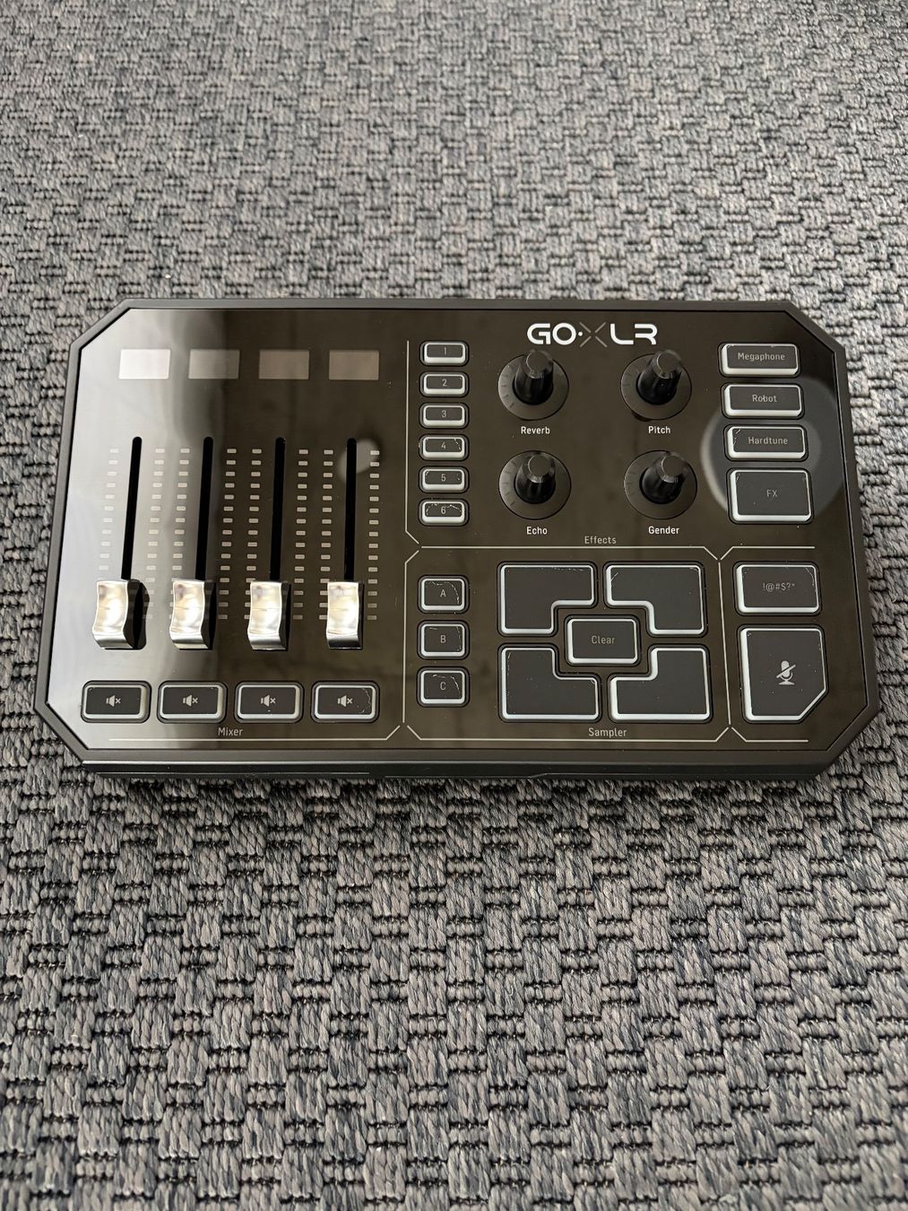TC Helicon Console di mixaggio: TC Helicon - GOXLR + Desk stand – Usato da Sion venduto da Thrusty