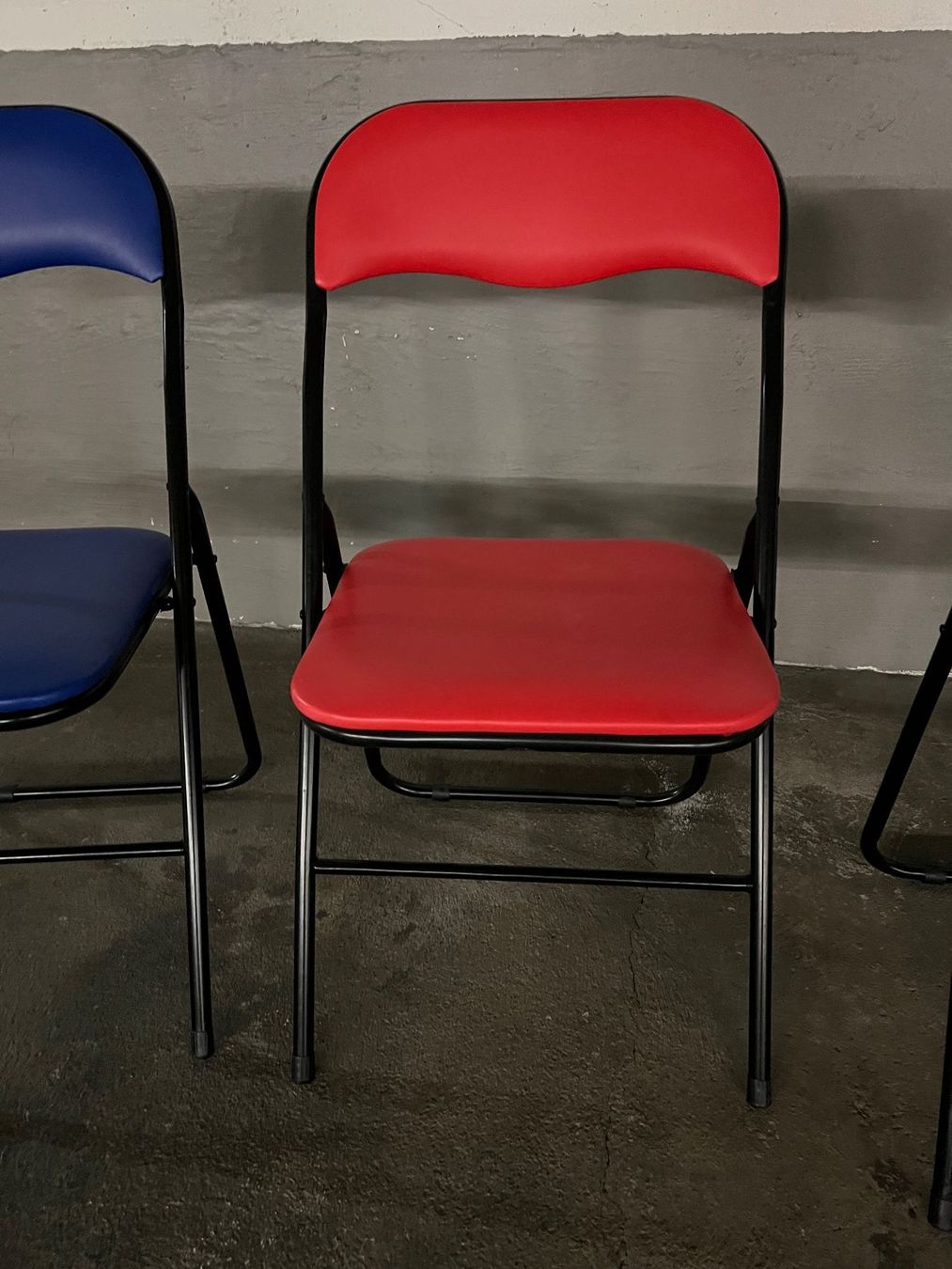 Chaises: Klappstühle (2xblau,1xrot) – D'occasion à Davos Platz par chrige44 1