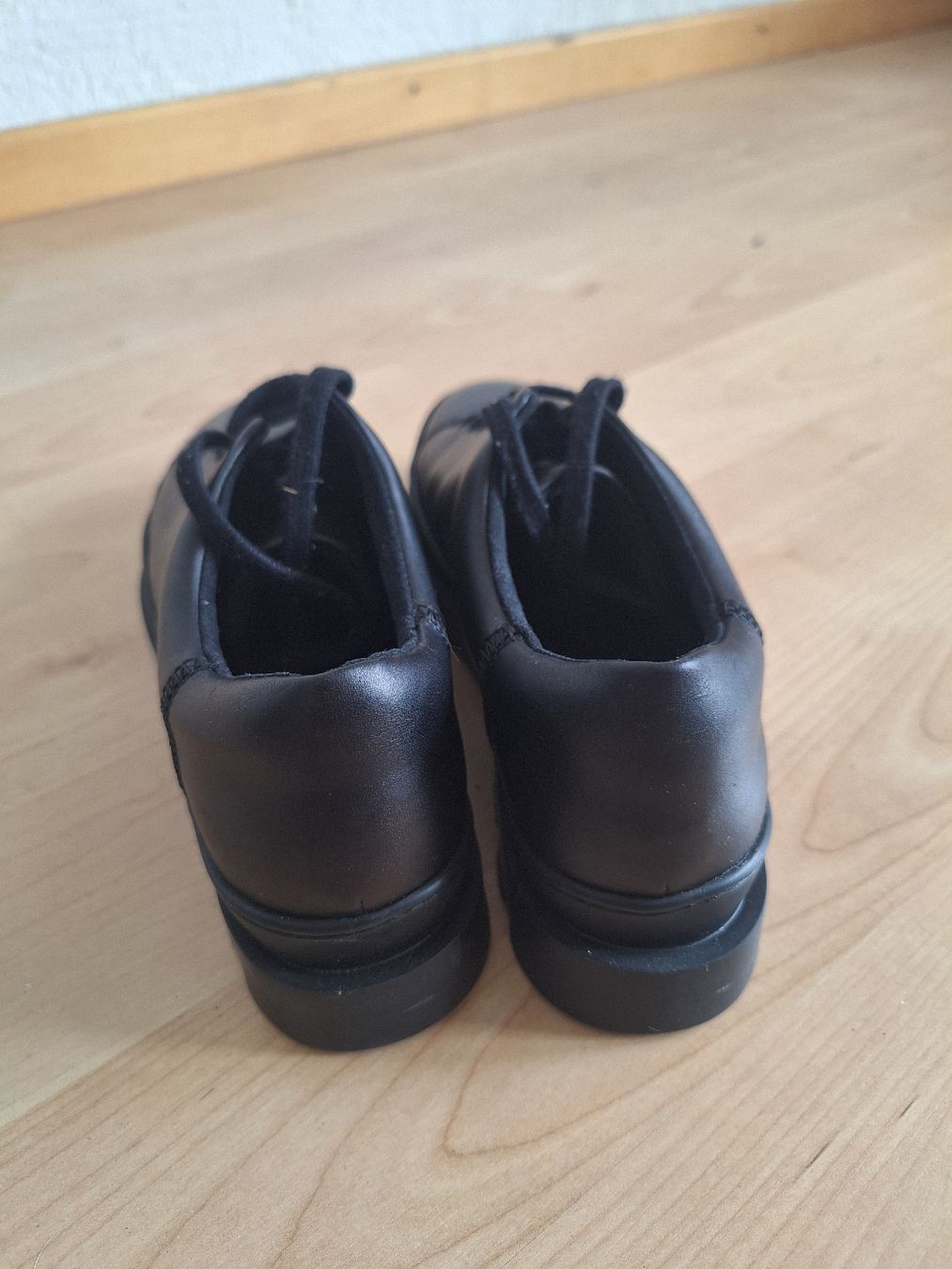 Camper Scarpe da donna: Schwarzer Camper Lederturnschuh, Gr. 40 – Usato da Zürich venduto da Zelda14 2
