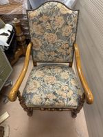 Fauteuil classique en bois avec tissu à fleurs