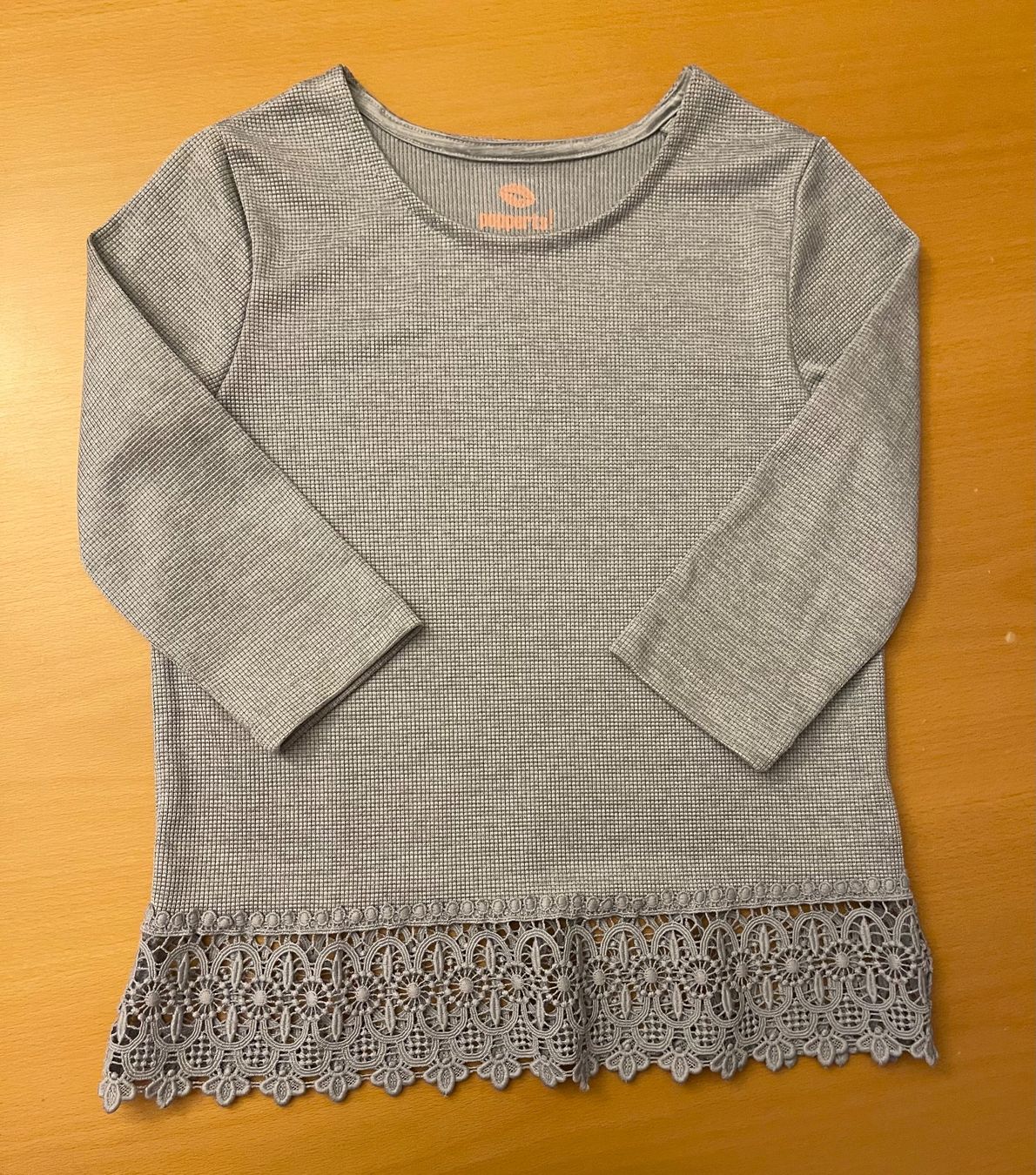 Maglioni & Felpe: Pullover mit Rüschen grau134/140 – Nuovo (secondo la descrizione) da Basel venduto da Seifehuesli 1