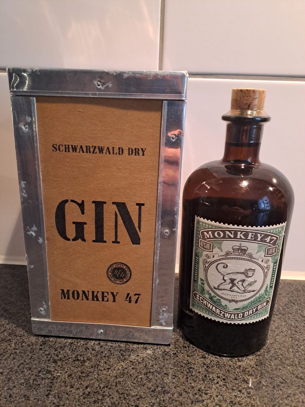 Monkey 47 Bevande alcoliche: Monkey 47 Gin Distiller's Cut 2015 mit Goldring und Box – Nuovo e nell'imballaggio originale da Elsau venduto da Kellerraeumung