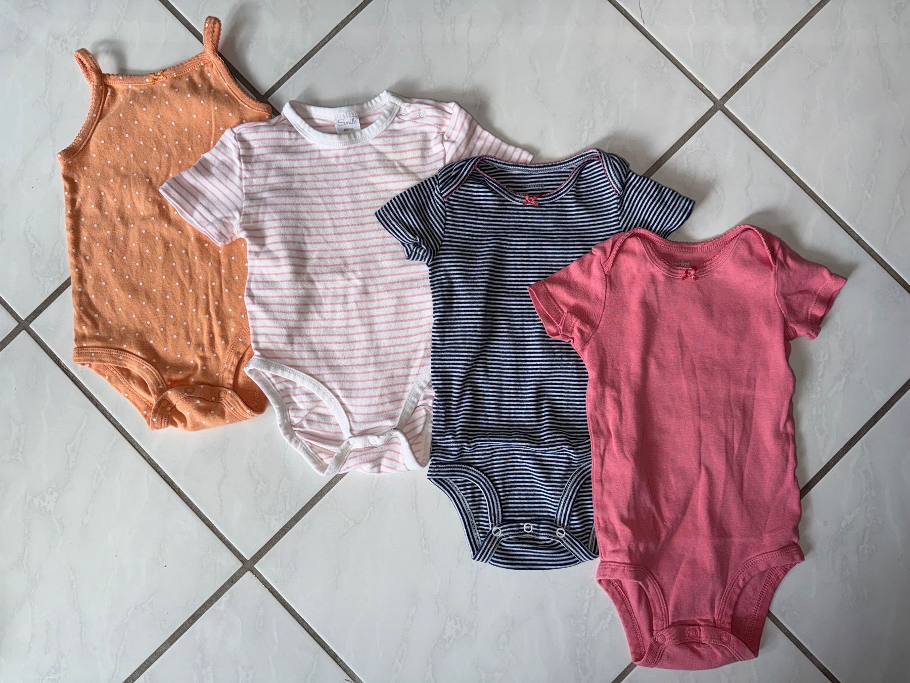 Lotti & Set di vestiti: Sommerpaket: 4x Bodys Gr. 86 – Usato da Wettswil venduto da claudiahel