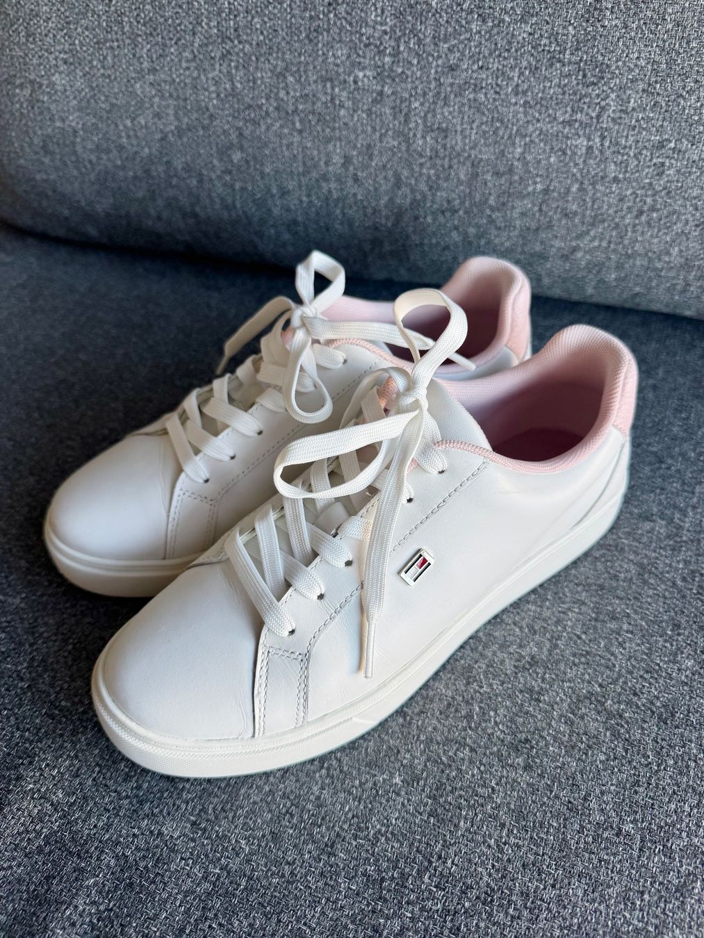 Tommy Hilfiger Chaussures femmes: Baskets Tommy Hilfiger Blanches & Roses - Taille 37 – D'occasion à Bussigny par Lanoy28