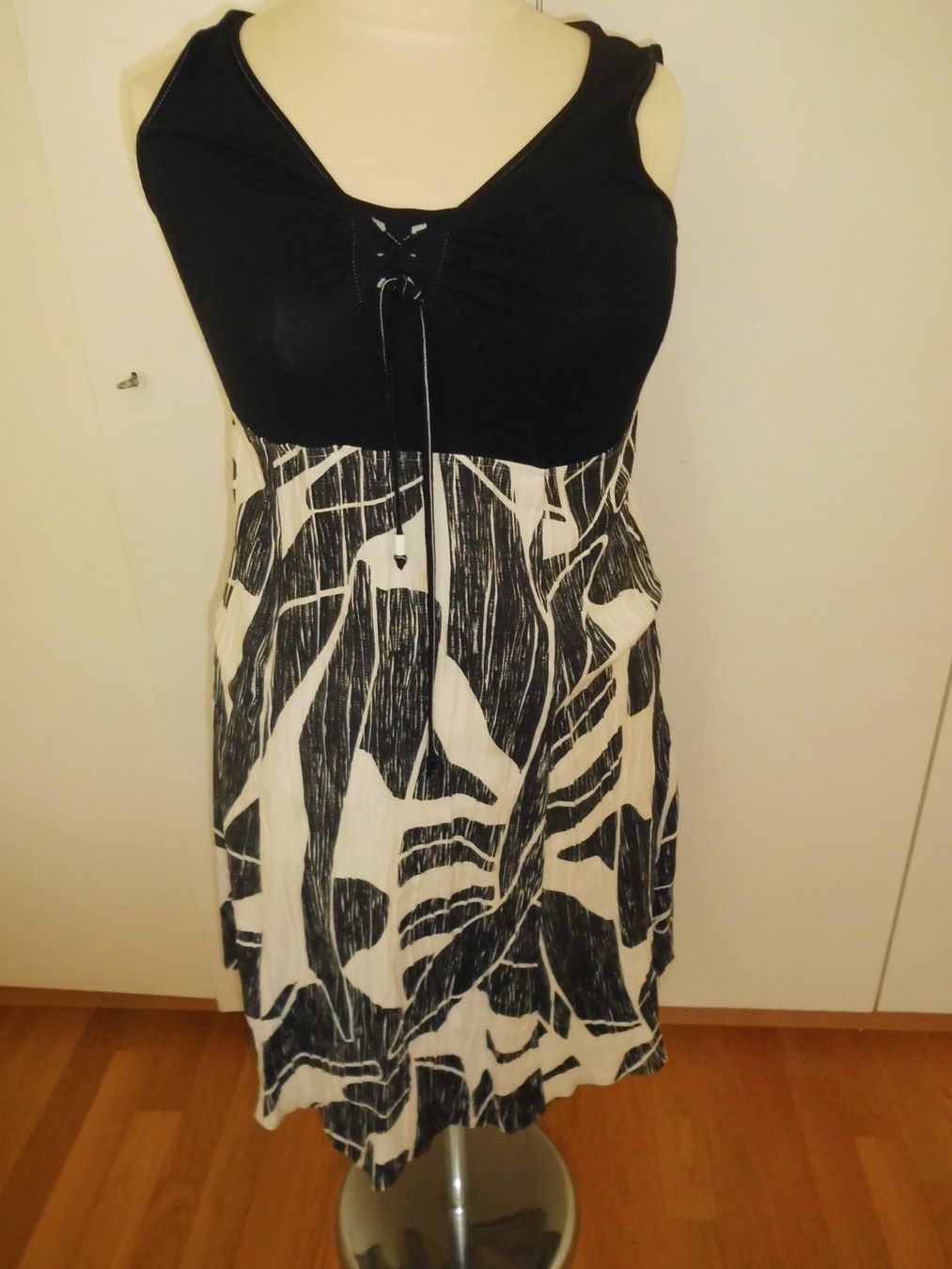Vestiti: Robe noire/blanche T. 44 – Usato da Marin-Epagnier venduto da Madja