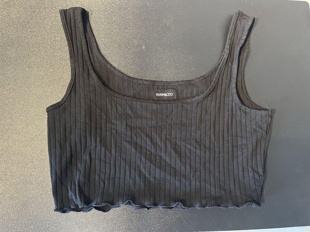 Top: Schwarzes Crop Top mit Rüschen Gr. L – Usato da Schaffhausen venduto da Chiara_123