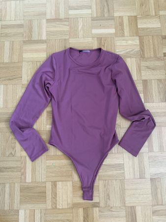 Trendiger Bodysuit, langarm, Pflaume, Grösse S, neuwertig
