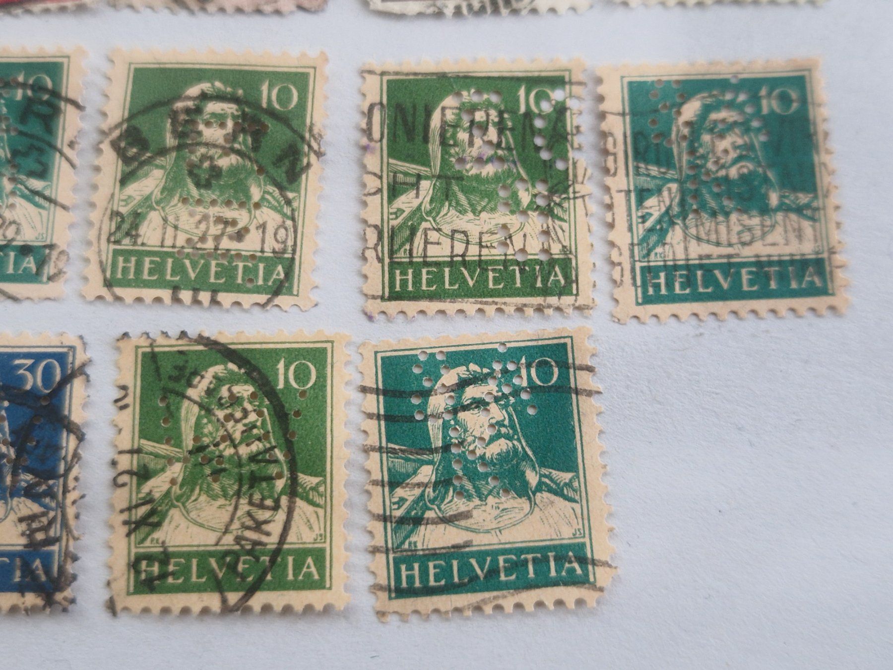 Tutti i francobolli: Ansammlung Perfin, ab 1.- – Usato da Burgdorf venduto da Glossy01 5
