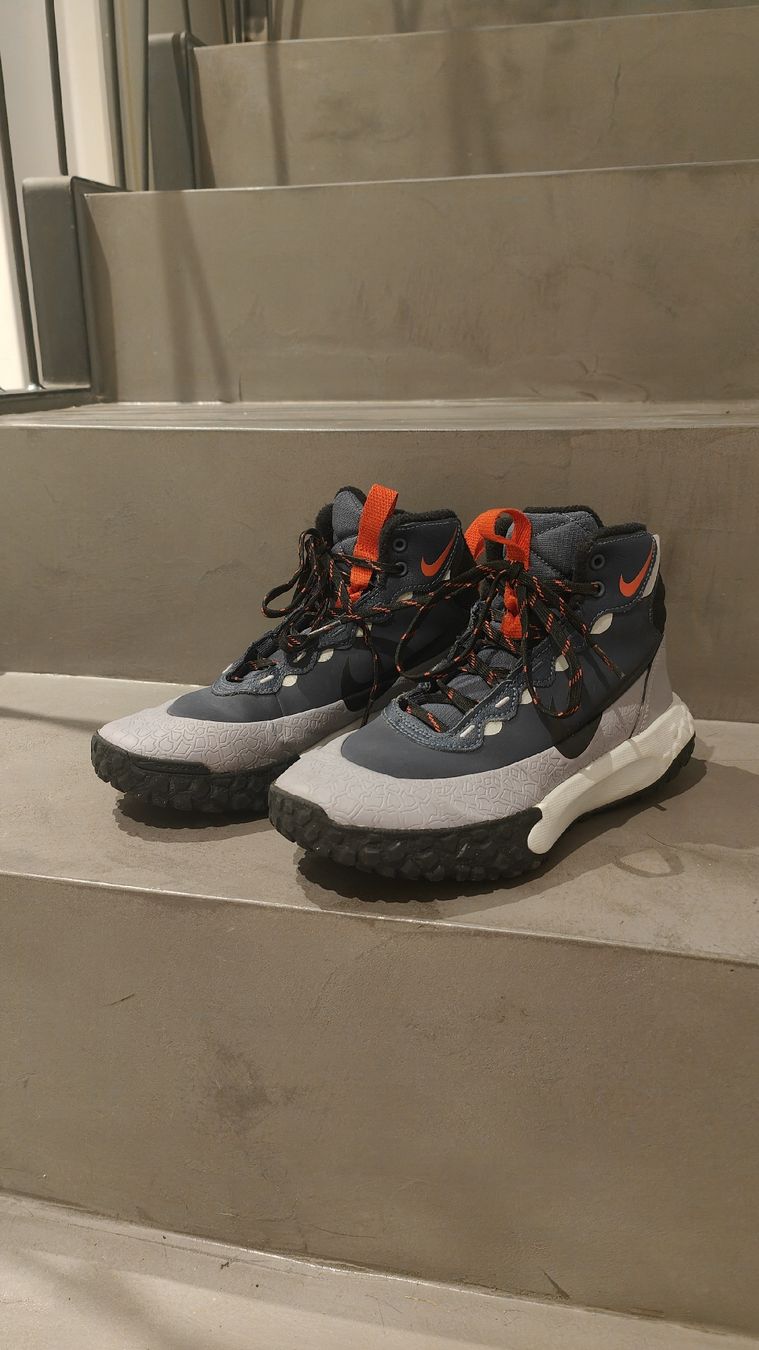 Nike Chaussures garçon: Chaussures Nike, gris, taille 36.5 – D'occasion à Troistorrents par Suishy