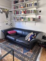 Schwarzes Ledersofa zu verschenken
