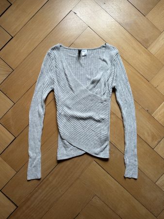 Strickpullover hellgrau in Wickeloptik XS