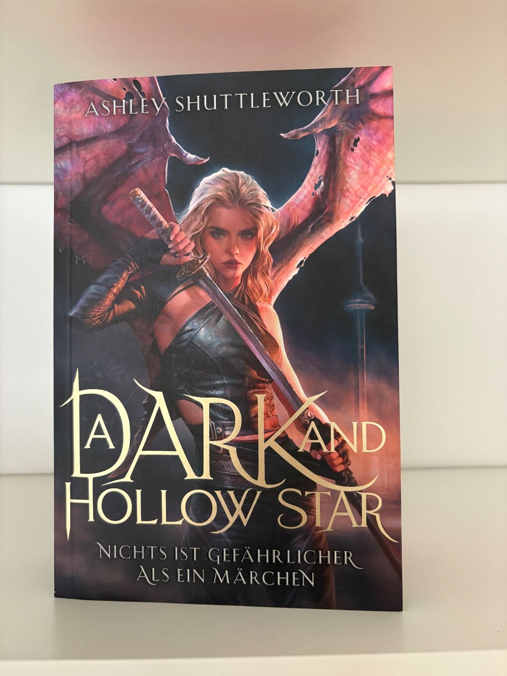 Libri: A Dark and hollow Star - Ashley Shuttleworth – Nuovo (secondo la descrizione) da Steffisburg venduto da elsa.catalina