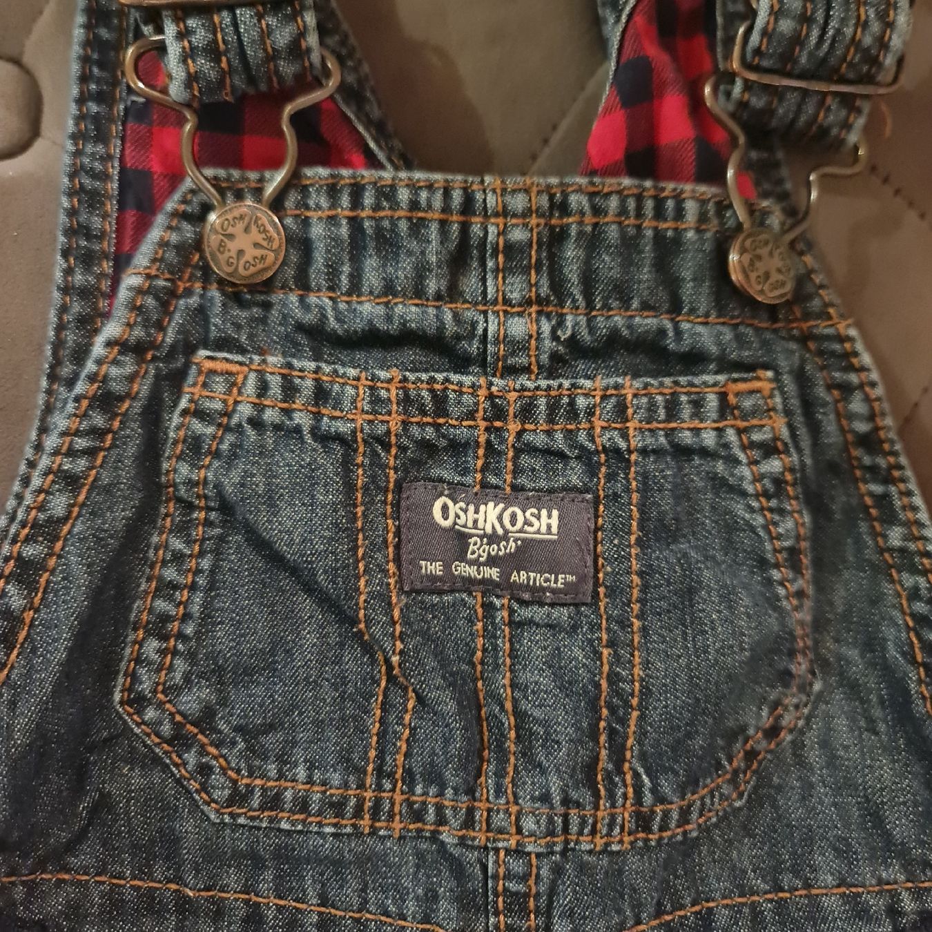 Oshkosh Lotti & Set di vestiti: OshKosh Latzhose Jeans & Pullover Gr. 86 2-tlg – Usato da Noflen BE venduto da vco_hnn7 4