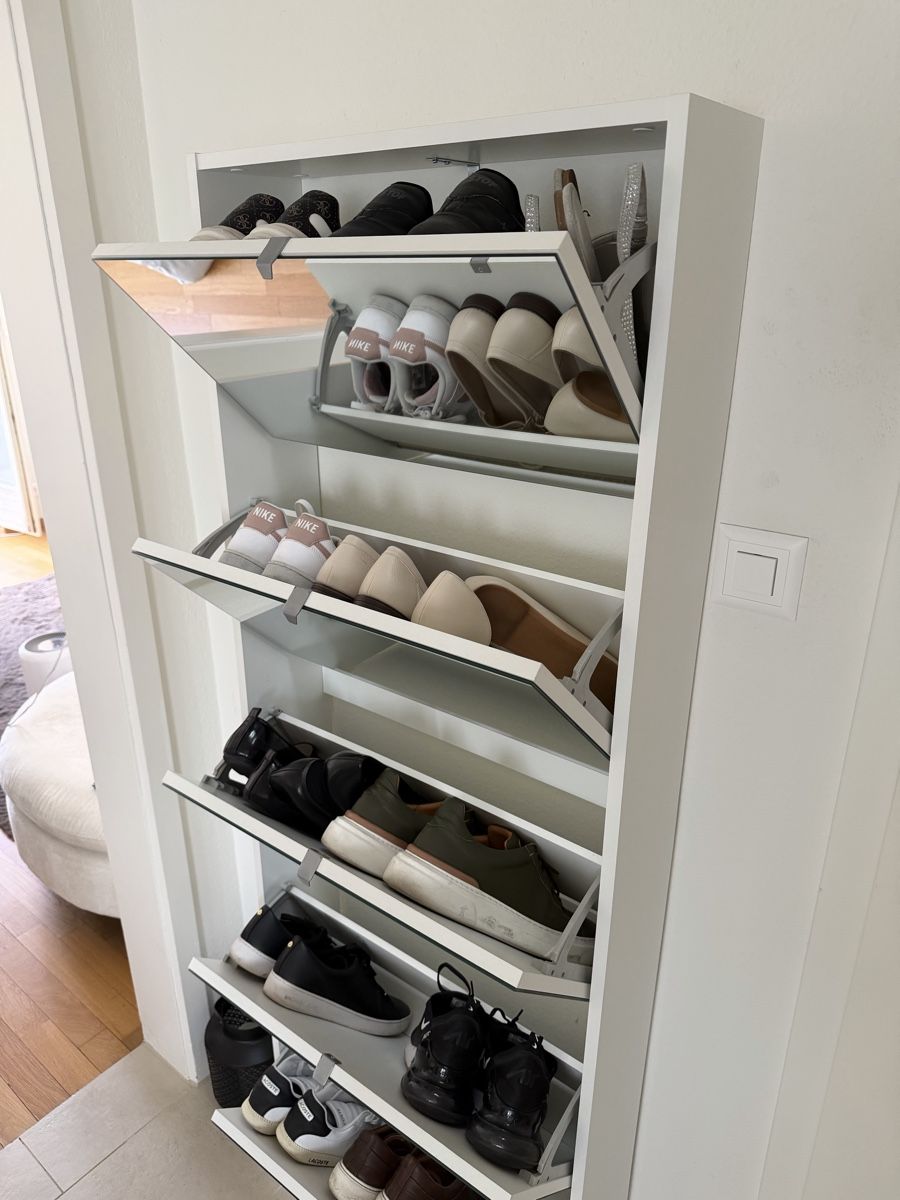 Scaffali: Schuhschrank mit Spiegelfront Weiss 5 Klappen gebraucht – Usato da Münchenstein venduto da emi_td7v 1