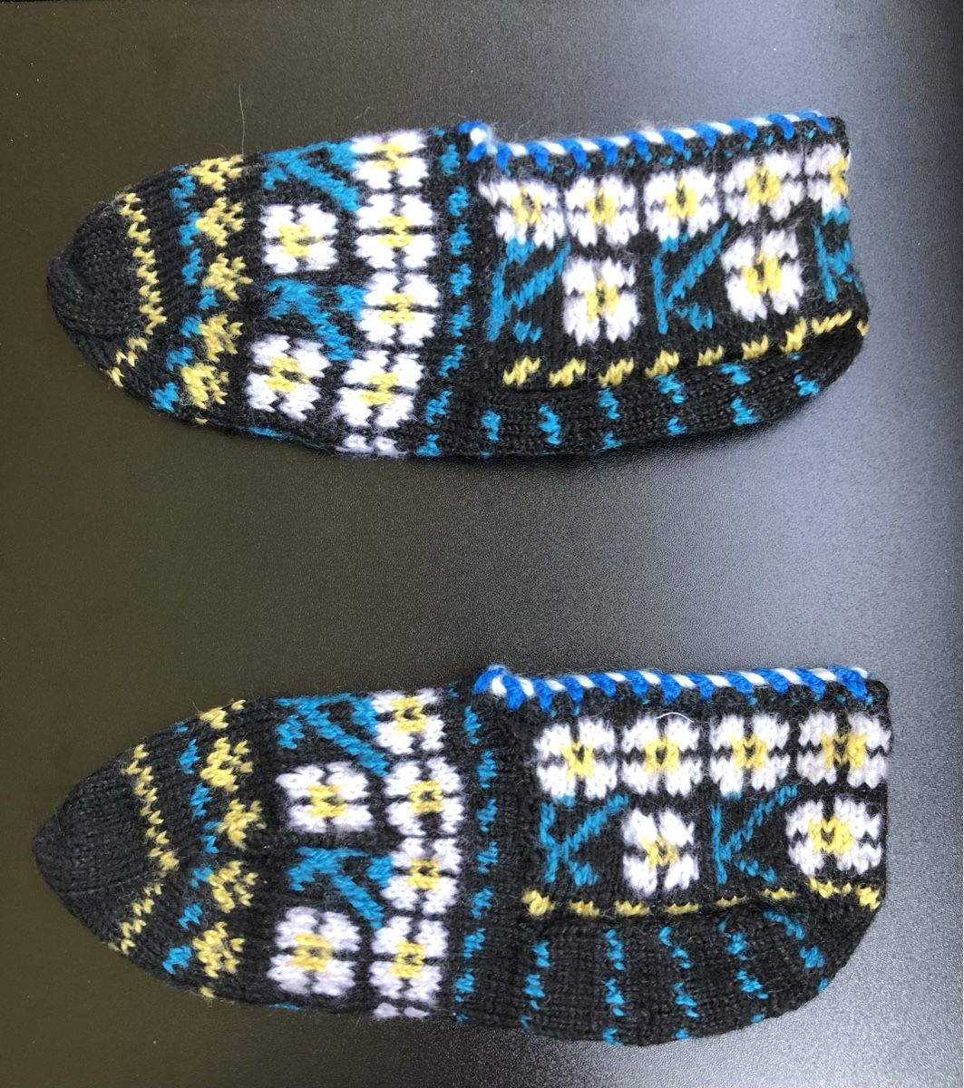 Scarpe da uomo: Gestrickte Hausschuhe Blumenmuster Grösse ca 39 – Nuovo (secondo la descrizione) da St.Gallen venduto da nitka. 1