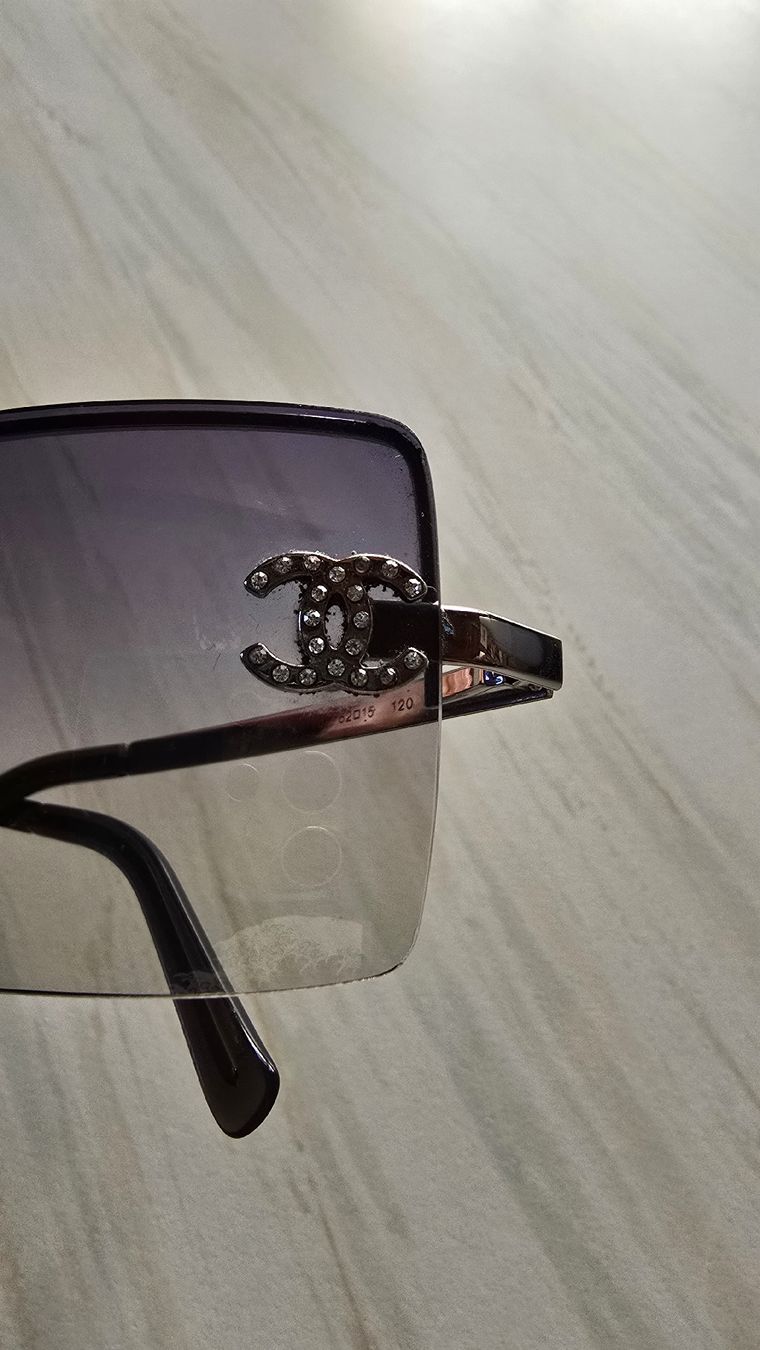 Chanel Occhiali & Lenti: Vintage Chanel Sunglasses Rimless with Case – Usato da Châtel-sur-Montsalvens venduto da Mirsonuta