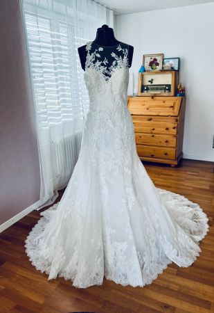 Ungetragenes Pronovias Brautkleid mit verführerischem Rücken