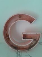 alter grosser Metallbuchstabe G blassrosa