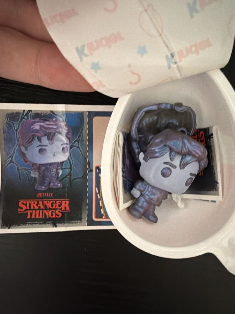 Funko Statuette: Stranger Things Steve Upside Down Kinder Joy – Nuovo (secondo la descrizione) da wynigen venduto da Birnenmus