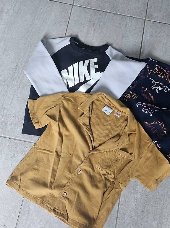 Nike Kleiderpakete & -sets: Coole Kids Kleider: Nike Sweater & Dino Pullover 104 – Gebraucht aus Unterkulm von Sani78 1