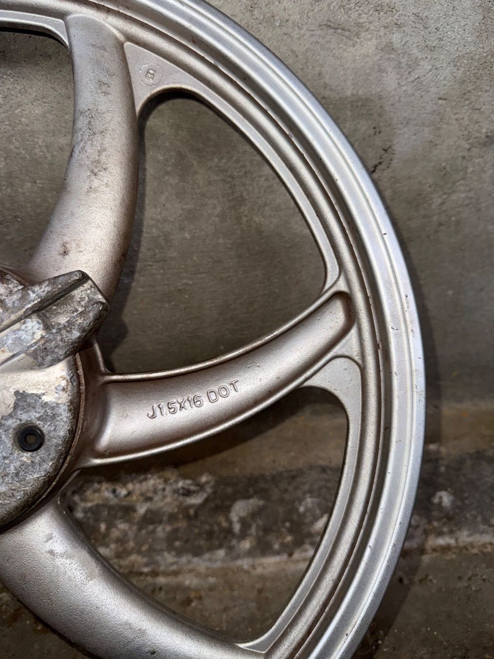 Tomos Parti ricambio per ciclomotori: Tomos Gussfelgen Vorderrad – Difettoso da Fahrni b. Thun venduto da berger_tuning34 2
