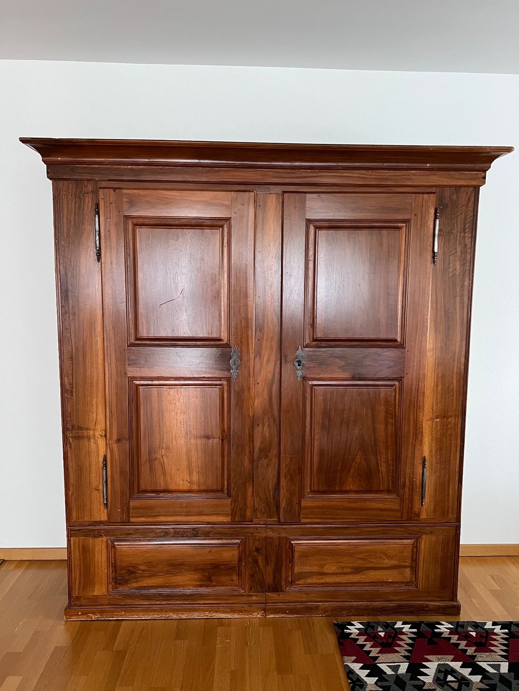 Schränke: Wunderschöner antiker Nussbaum-Schrank ca.1780, restauriert – Gebraucht aus Steckborn von rboelsterli