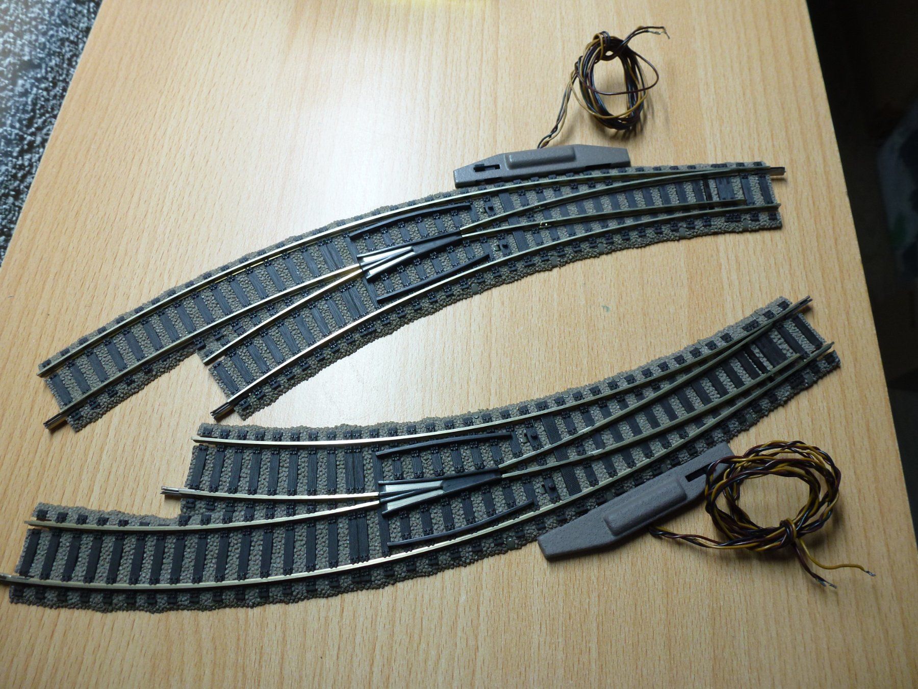 Fleischmann Modellini di ferrovie: Fleischmann H0 Profigleis Bogenweichenpaar 6142 mit Antrieb – Usato da Hombrechtikon venduto da Se9 1