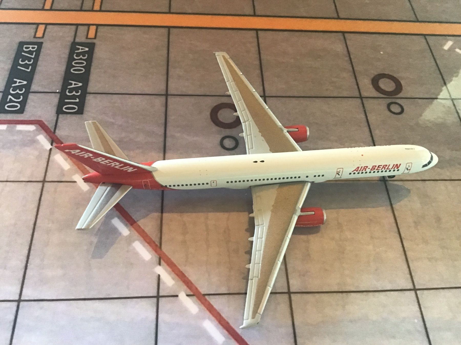 Boeing Kit di modellismo & Modellini statici: HERPA AIRBERLIN.COM BOEING 757-200 1/500 – Usato da Männedorf venduto da Spezial-Modelle 4