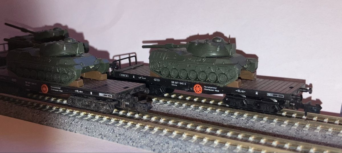 Arnold Trains électriques: 5 wagons lourds Arnold avec char léopard – D'occasion à Dompierre VD par immorentes 1