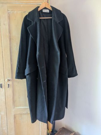 Eleganter schwarzer Wollmantel