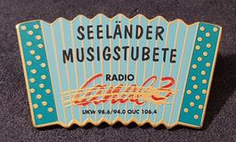 U946 - Schmid Müller SWISS Made Design Pin Musigstubete