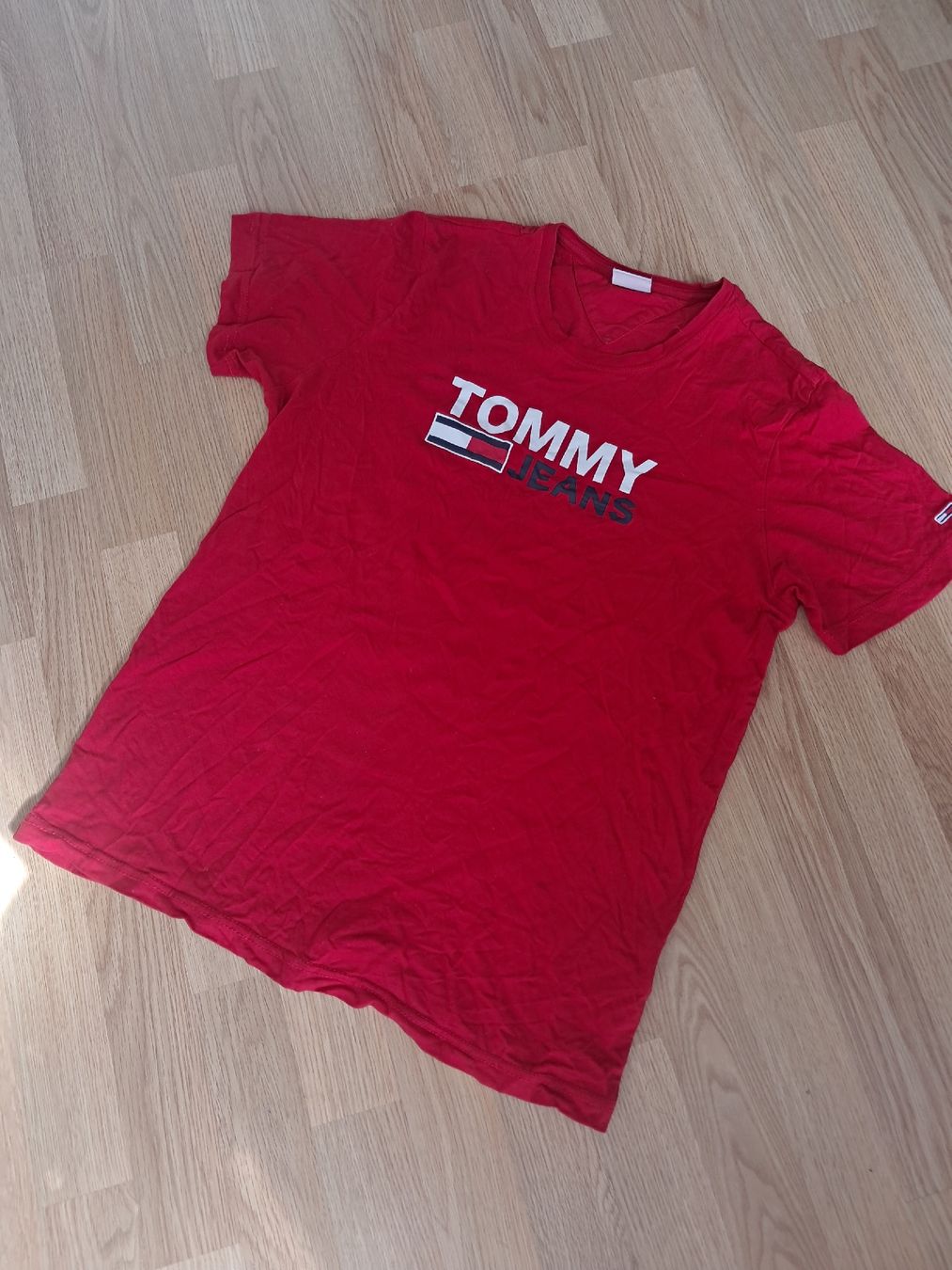 Tommy Hilfiger T-shirts: Tommy Jeans T-Shirt Rot  – D'occasion à Biel/Bienne par sof_yx5y