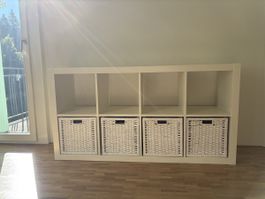 Regal IKEA Kallax weiss mit vier weissen Körben