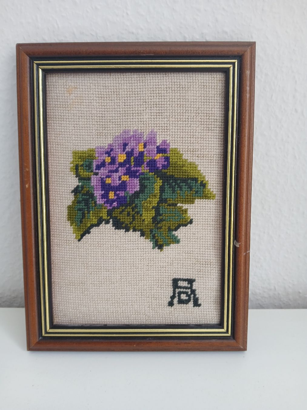 Cerchi da ricamo: Vintage Framed Needlepoint Violet Flower Picture Decor – Usato da Dübendorf venduto da rol_fm6d