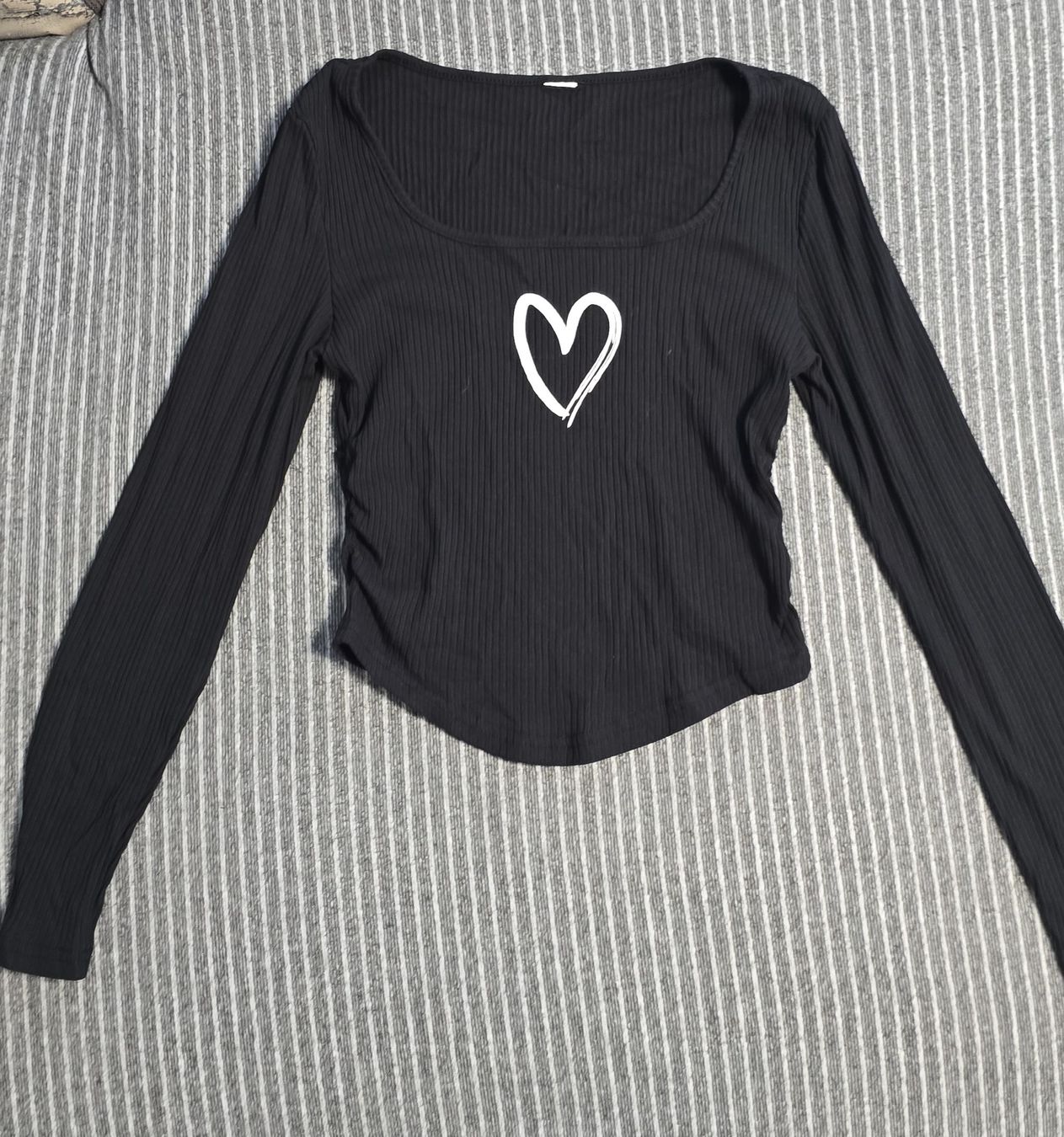 Camicette, T-shirt & Top: Schwarzes Langarmshirt mit Herz - 152 – Usato da Ehrendingen venduto da Ince2016