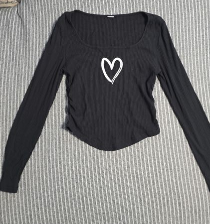 Schwarzes Langarmshirt mit Herz - 152