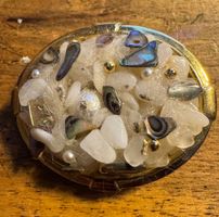 Brosche mit Schneequarz und Paua Muscheln Vintage