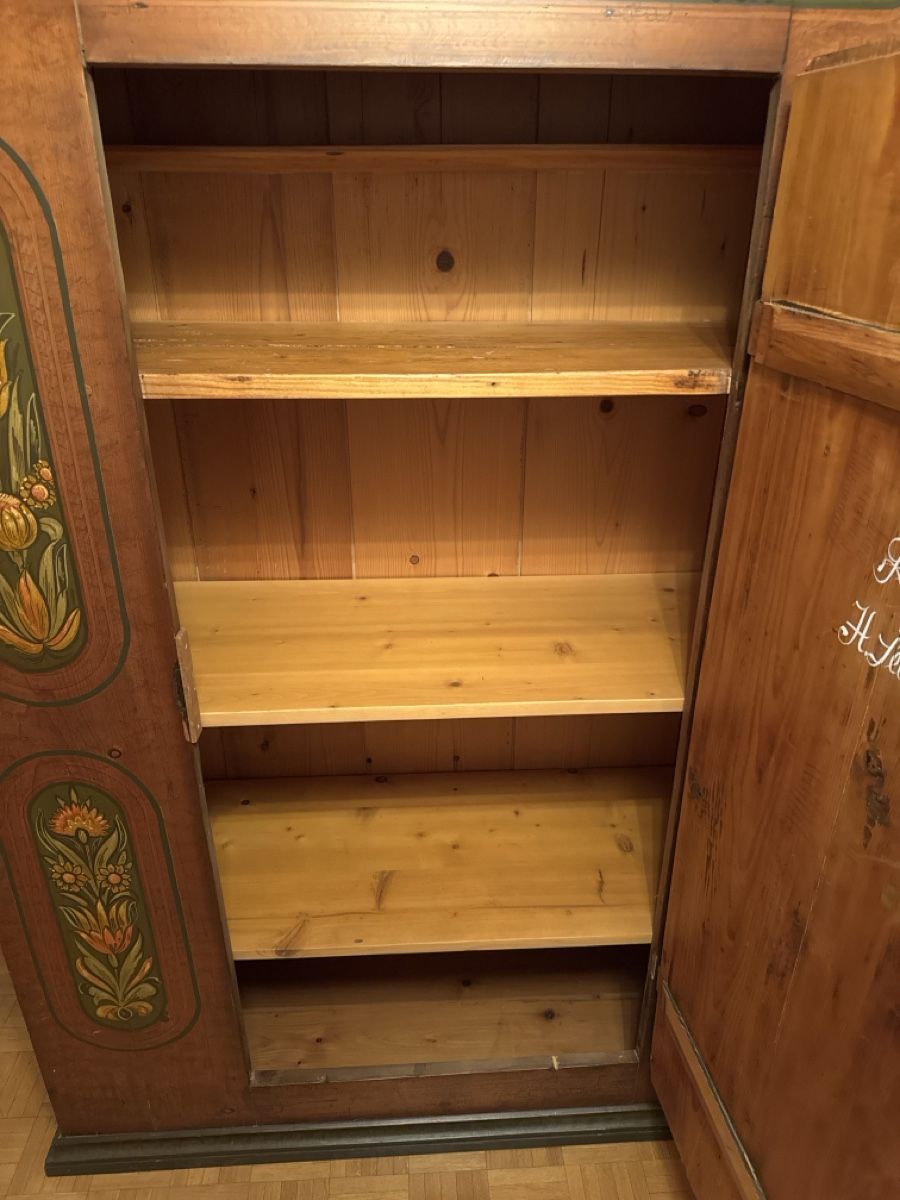 Armadi: Antiker restaurierter Schrank – Usato da Walliswil b.Wangen venduto da CharlotteGarde 1
