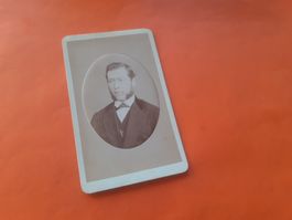 SCHWIIZER MAA DAZUMAL - Un  HOMME du MONDE - VIP - GENEVE