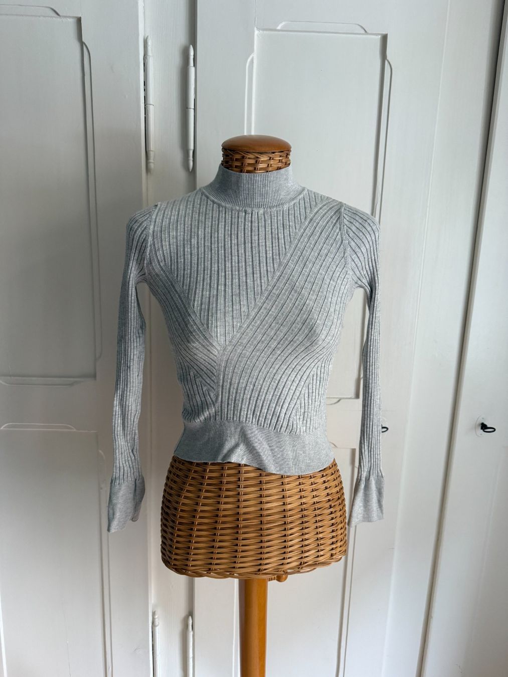 Pullover & Sweatshirts: Feinstrick Pullover hellgrau stretch XS – Gebraucht aus Zürich von Diazaio