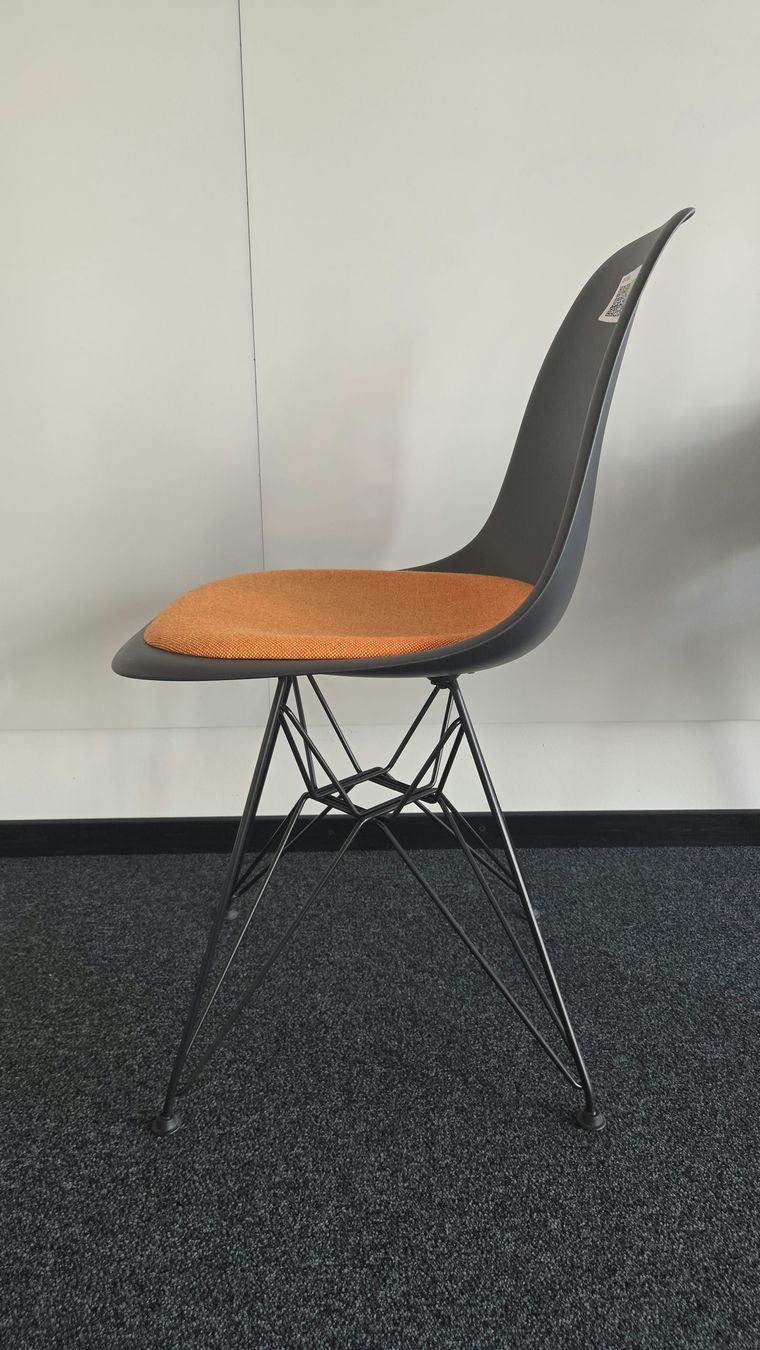 Vitra Eames Plastic Chair DSR, Schwarz, Polster Orange (D'occasion) à ...